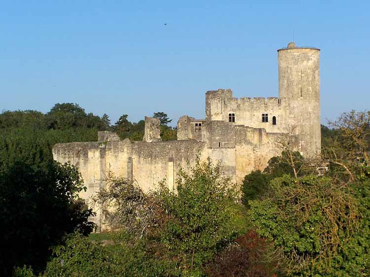 Rauzan Castle – or what's left of it – photographed by Henry Salomé, via WIkicommons