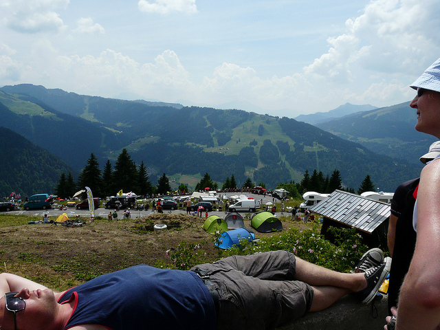 Waiting for the peloton. Photo: bishib70